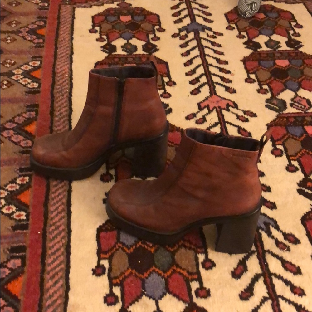 size 7 vagabond maroon boots